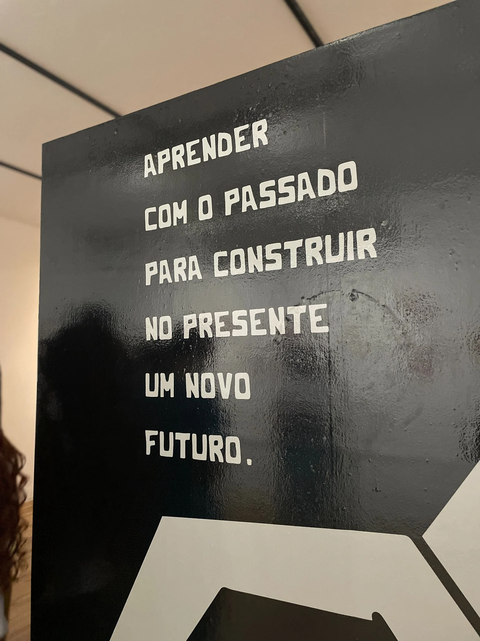 Mensagem na entrada da exposição